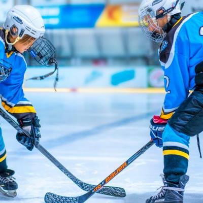 Deux joueurs de hockey sur patinoirezxs1f4